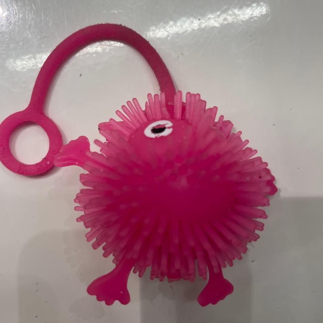 ピンクのトゲトゲ動物型おもちゃ