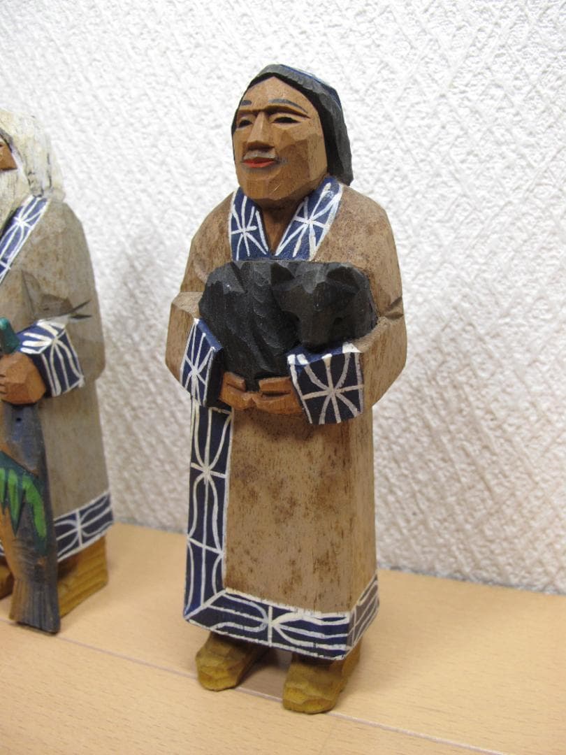 木彫り 農民美術 木端人形 アイヌ 夫婦 小熊 鮭　2体セット