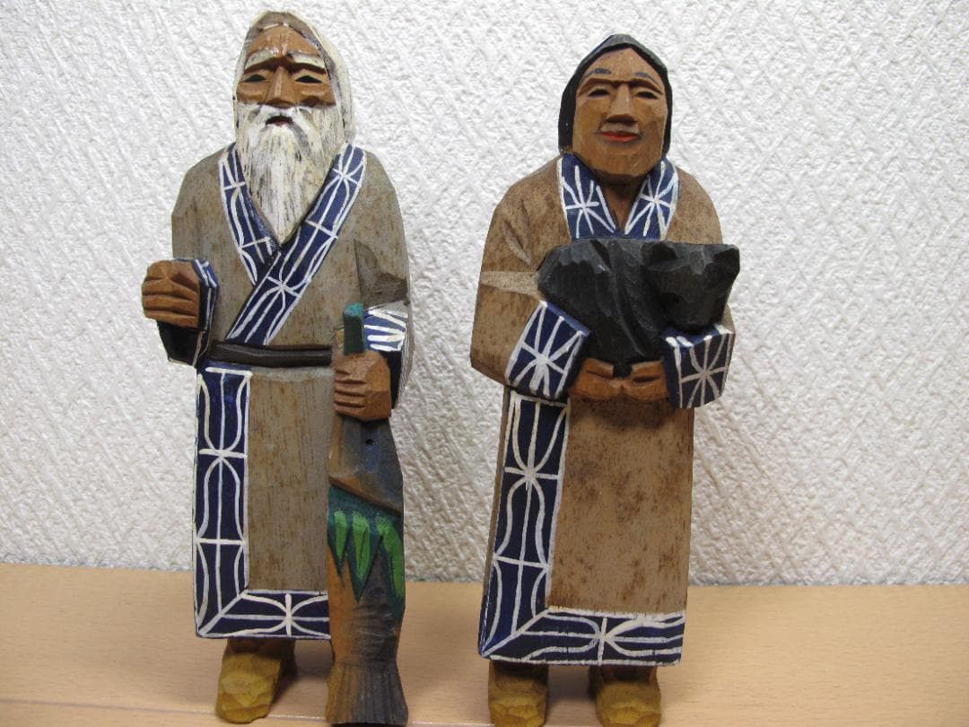 木彫り 農民美術 木端人形 アイヌ 夫婦 小熊 鮭　2体セット
