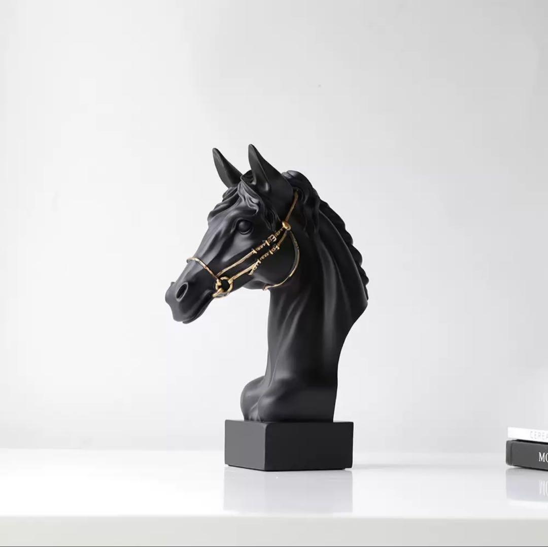 馬の頭部の樹脂製置物（黒・白）