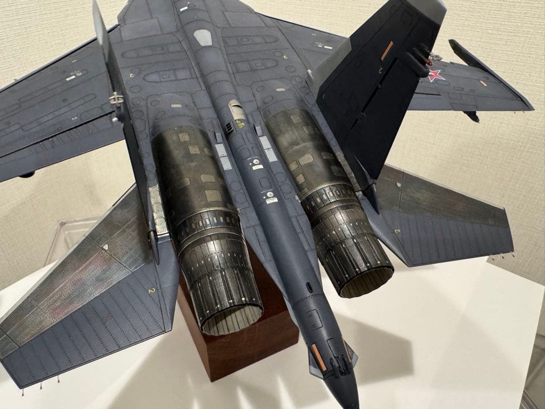 SU-35S フランカーE 1/48 完成品 木製スタンド付き