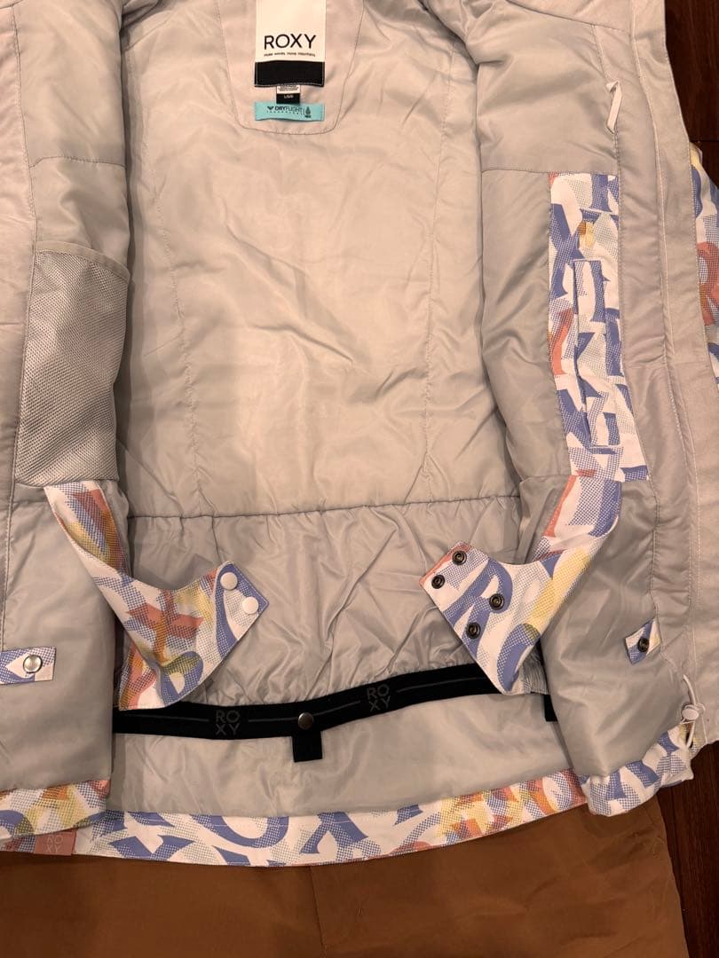 すぐに発送可能【ほぼ新品】ROXY ジャケット Lサイズ&パンツ XLサイズ