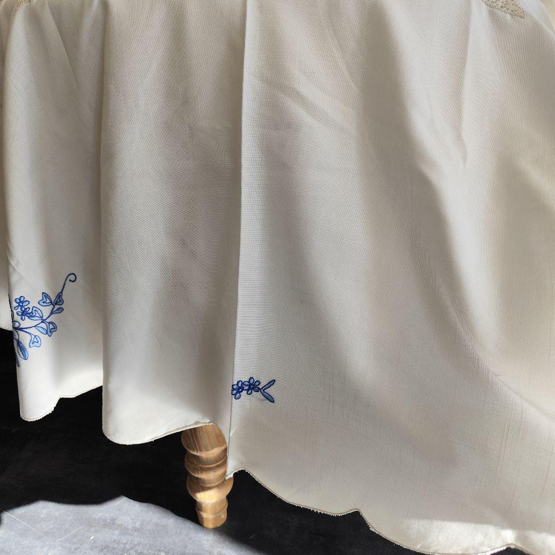 青糸の花柄刺繍　大判オーバル　混紡リネン　テーブルクロス