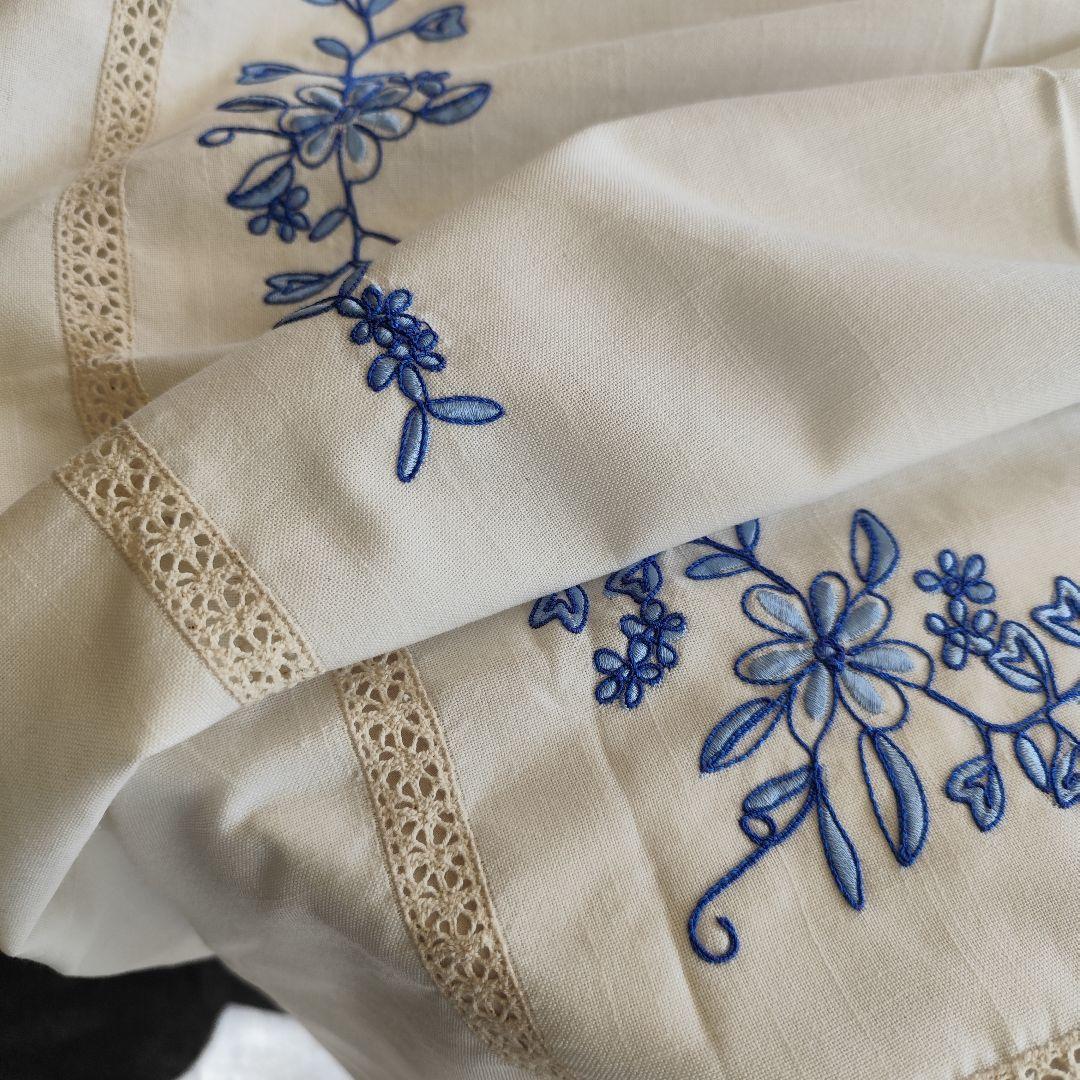 青糸の花柄刺繍　大判オーバル　混紡リネン　テーブルクロス