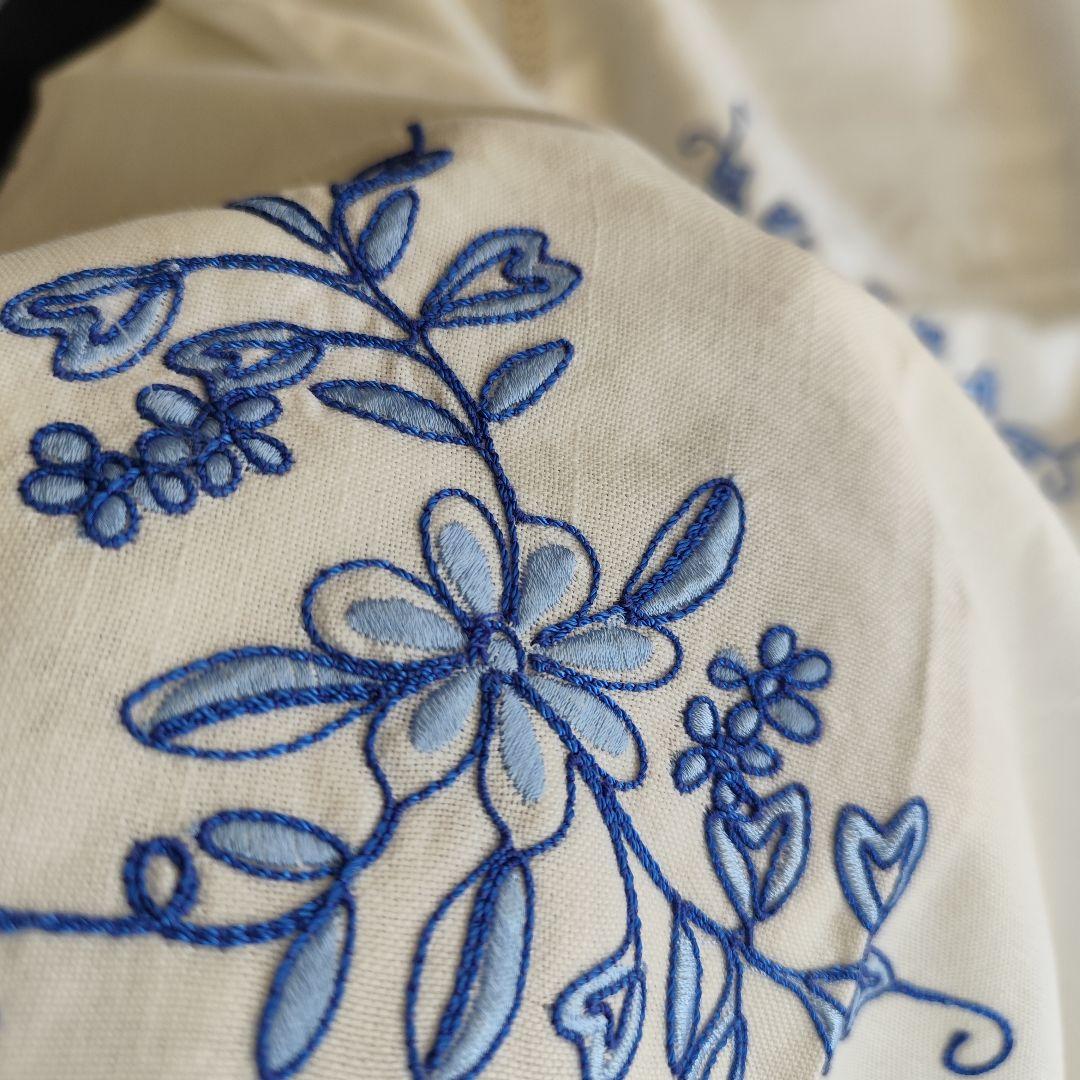 青糸の花柄刺繍　大判オーバル　混紡リネン　テーブルクロス