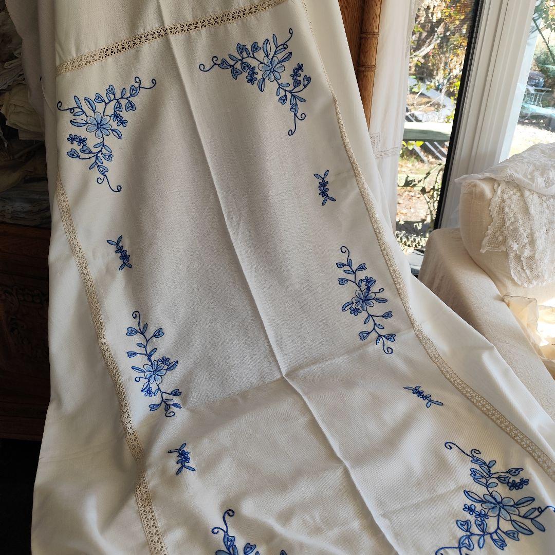 青糸の花柄刺繍　大判オーバル　混紡リネン　テーブルクロス