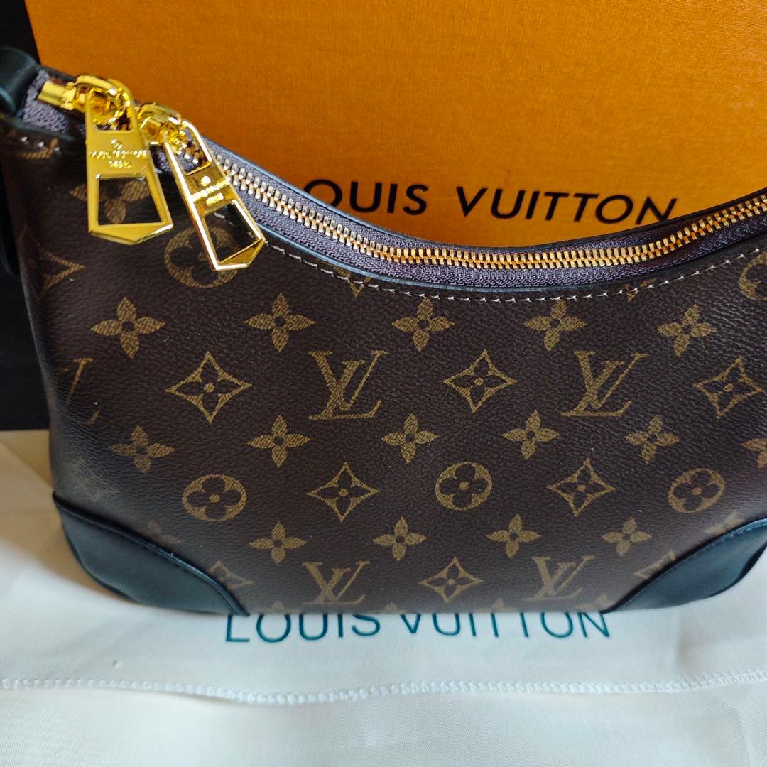 モノグラムキャンバスのブラウンショルダーバッグ、ゴールドファスナー付き。