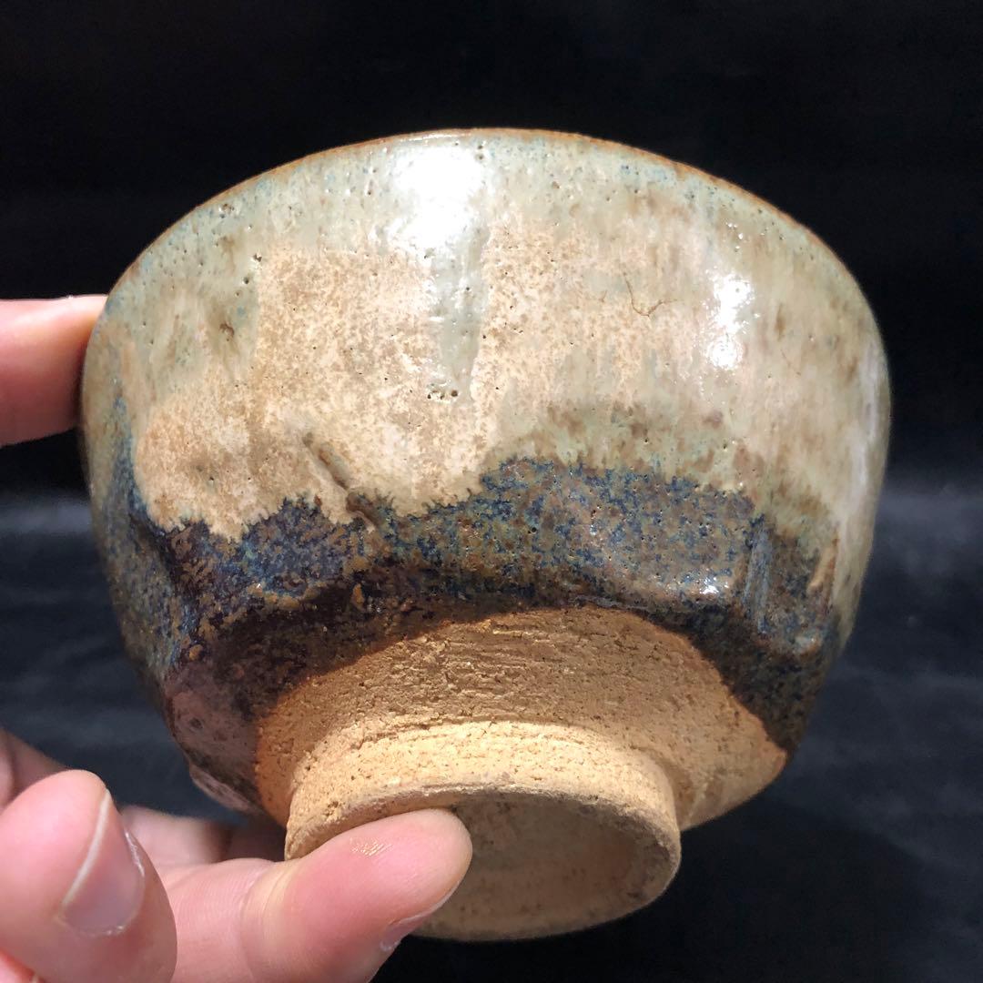 美しい古美術◼️蔵から美しいぐるりとうねりの見事な抹茶茶碗が出て来ました。