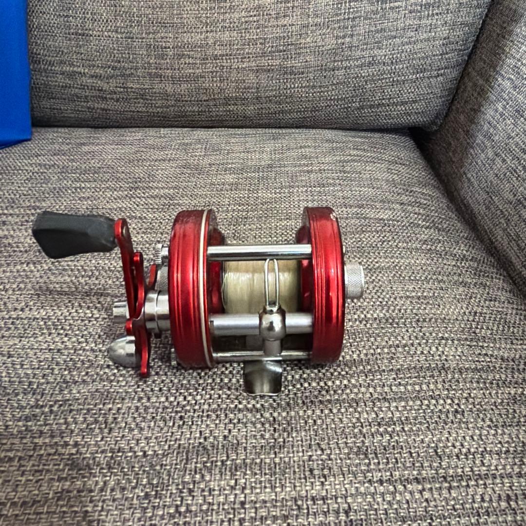 ABU アンバサダー5000ベイトリール レッド