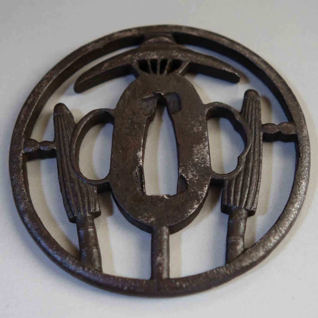 【 中開三本傘透図鍔 】 鍔 鐔 鉄地 刀装具 日本刀 武具 骨董