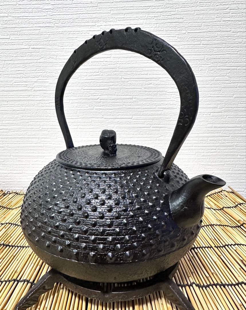 未使用品、栞付　南部成龍堂鋳造所　斎峰　及川光正造　宝珠形馬蹄鉉　南部鉄瓶　鉄瓶