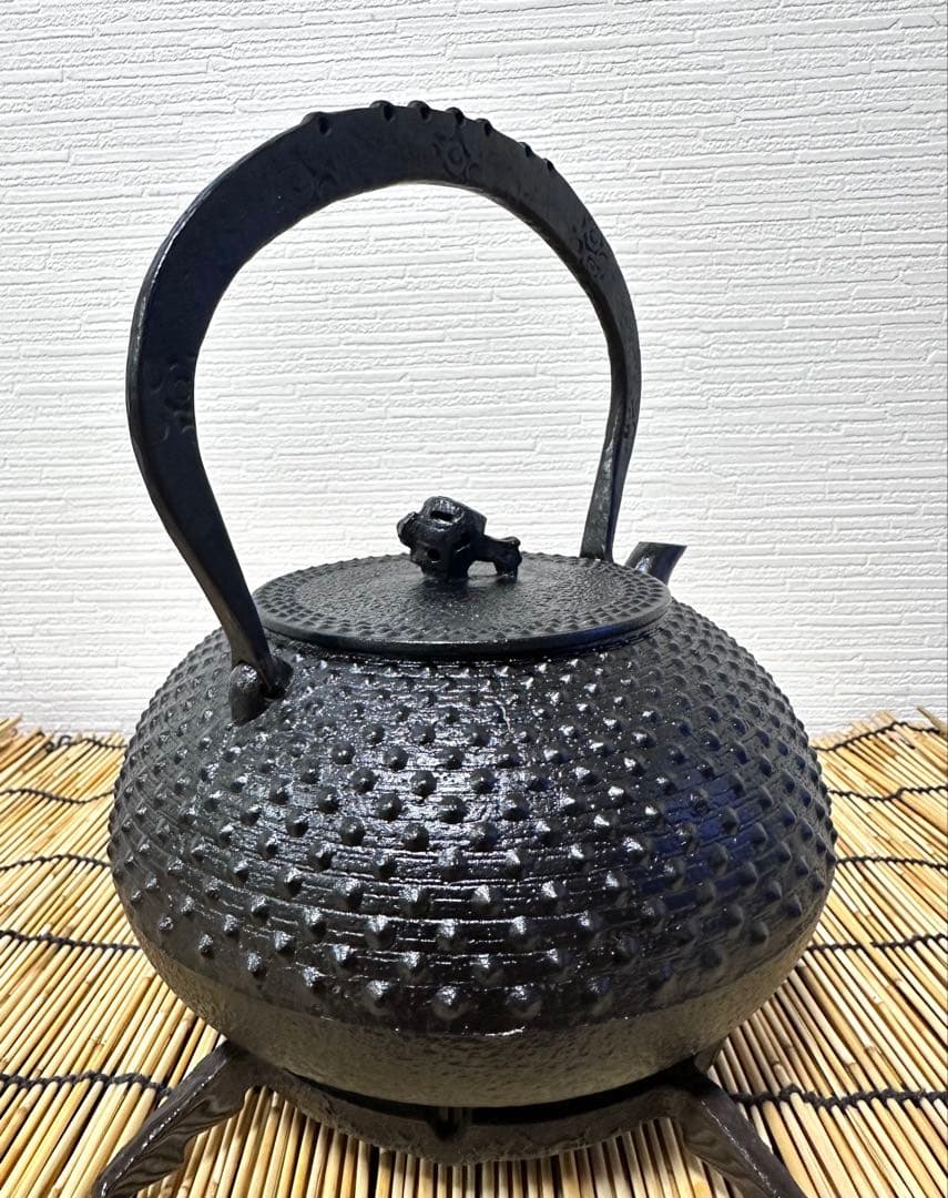 未使用品、栞付　南部成龍堂鋳造所　斎峰　及川光正造　宝珠形馬蹄鉉　南部鉄瓶　鉄瓶