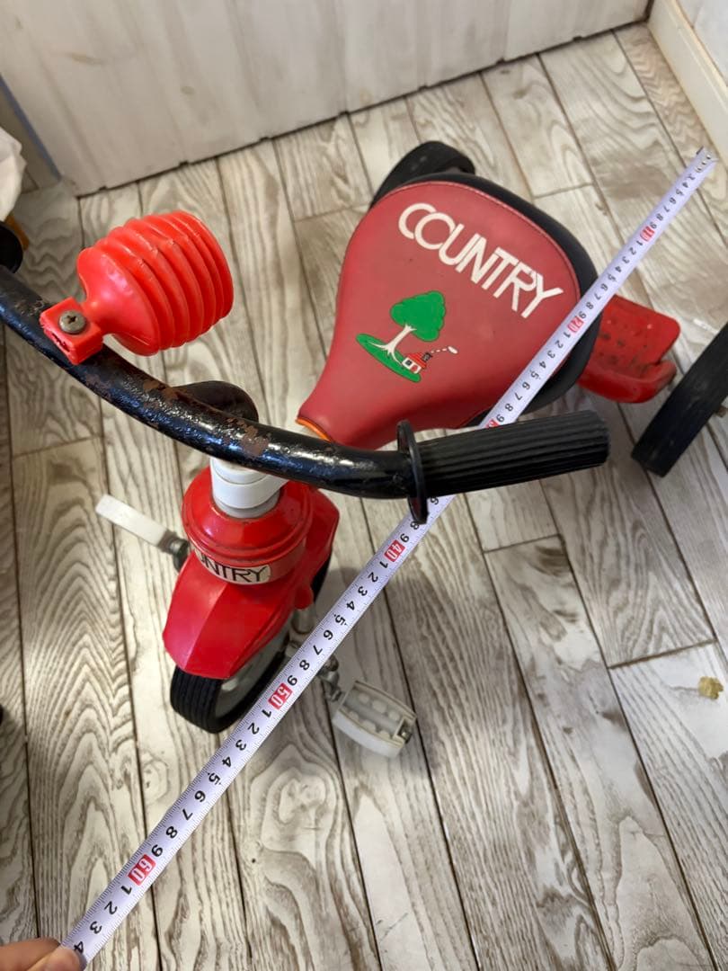 COUNTRY 赤い三輪車 木のイラスト付き