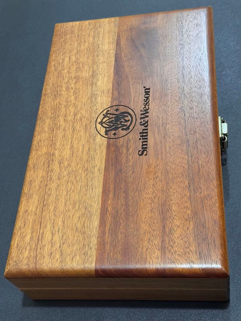 S&W社純正品 木製高級プレゼンテーションケース 実物
