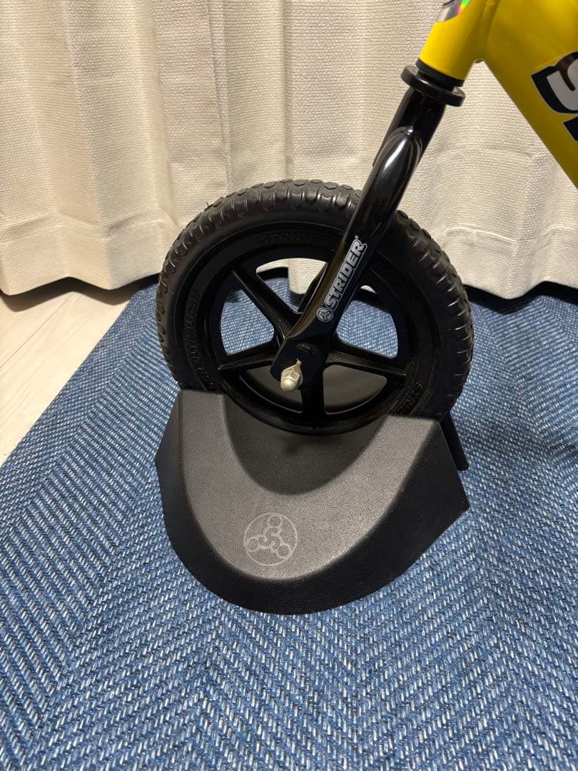 [美品] STRIDER バランスバイク 12インチイエロー　　　 スタンド付き