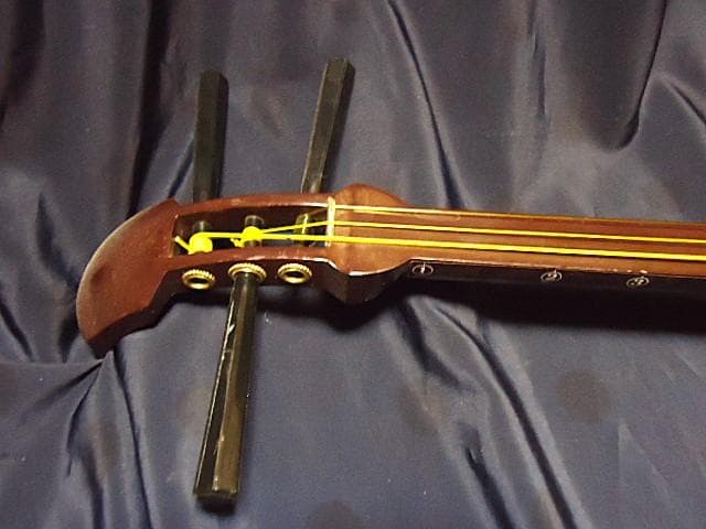 三味線本体 ケースなし　バチ付き　胴のやぶれ無し