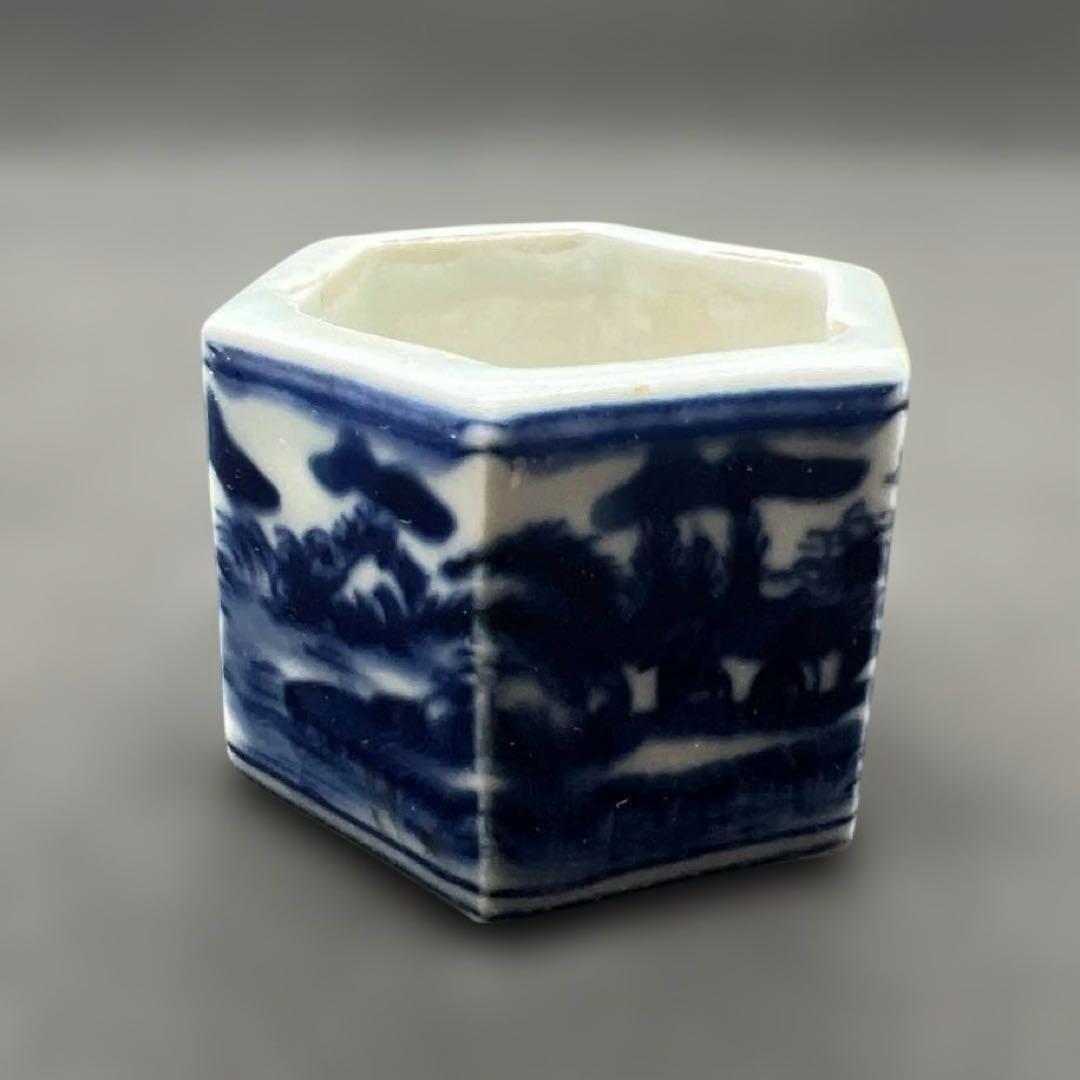 六角山水染付水滴　春雅堂製　文房具　時代品