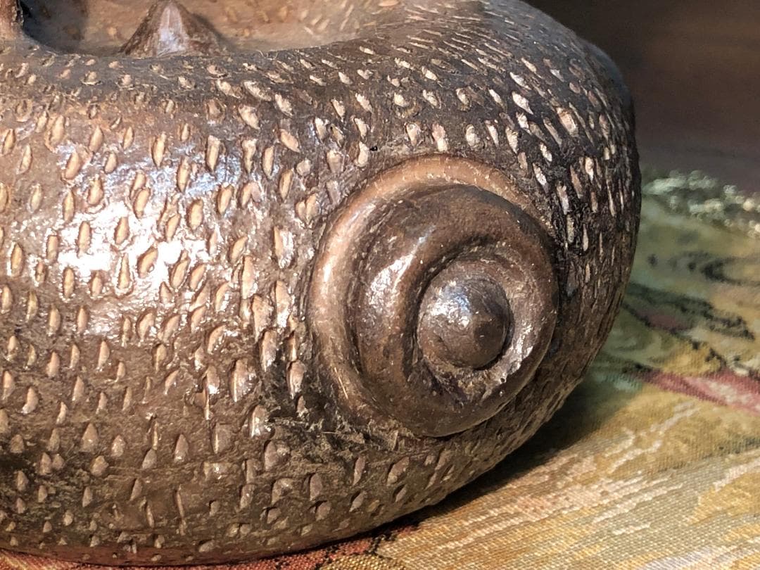 【 鐙形浮出文様注口壺 】　ペルー　チャビン土器