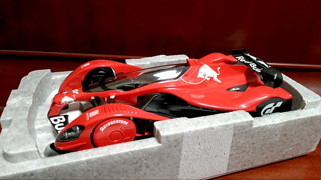 ミニカー AUTOart 1/18 RedBull X2010 signature