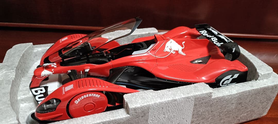 ミニカー AUTOart 1/18 RedBull X2010 signature