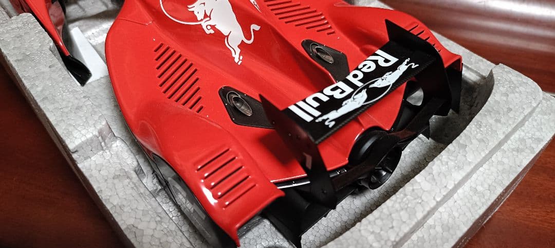 ミニカー AUTOart 1/18 RedBull X2010 signature