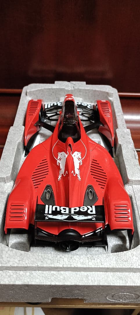 ミニカー AUTOart 1/18 RedBull X2010 signature