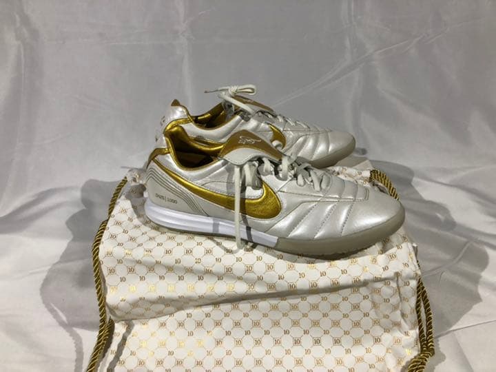 NIKE ナイキ　フットサルシューズ　ロナウジーニョ R10