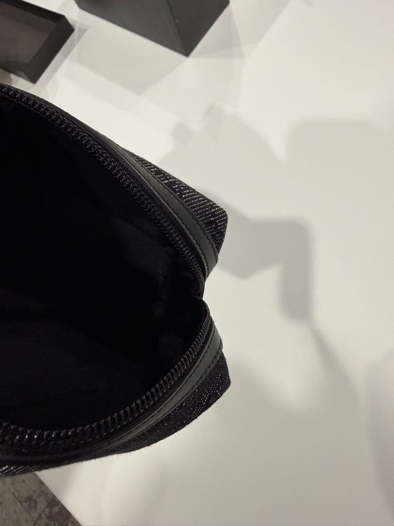 GUCCI ブラックキャンバスポーチ