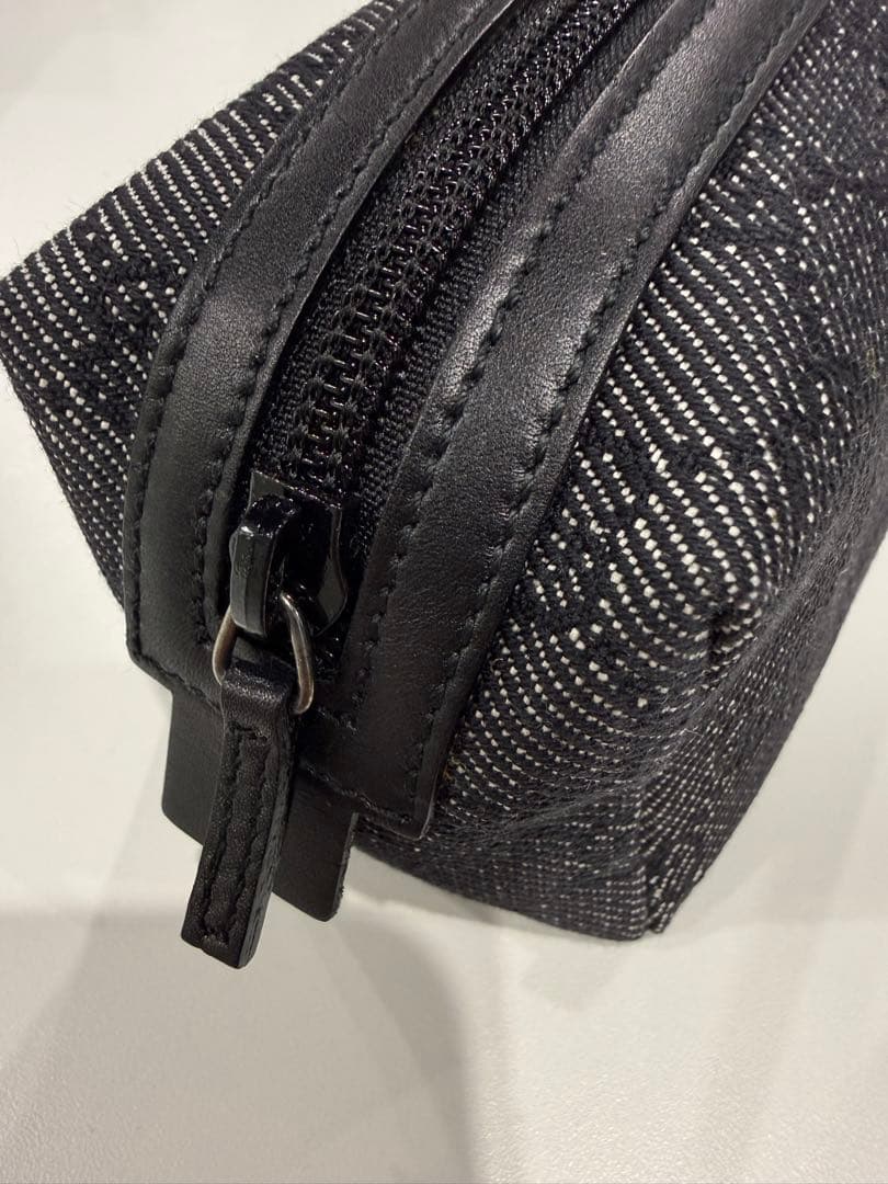 GUCCI ブラックキャンバスポーチ