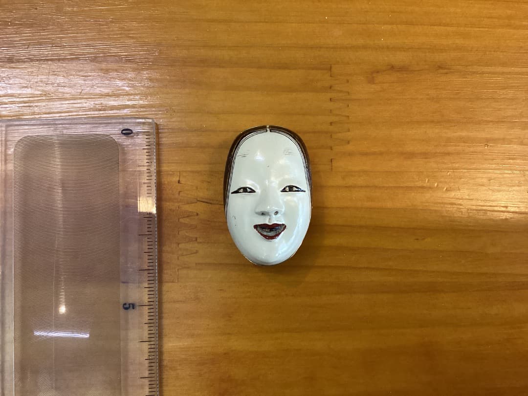 金属製の白い面 約5cm 木箱付き