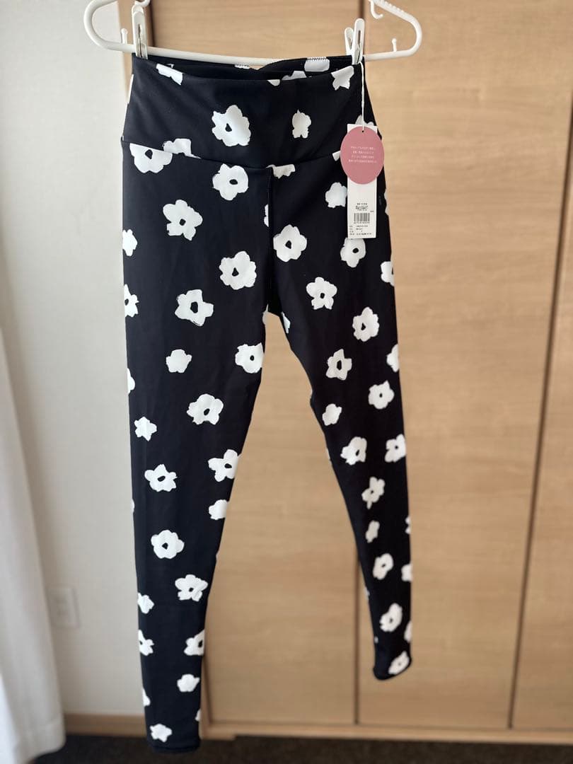 emmi デイジー　花柄 ヨガウェア UVカット