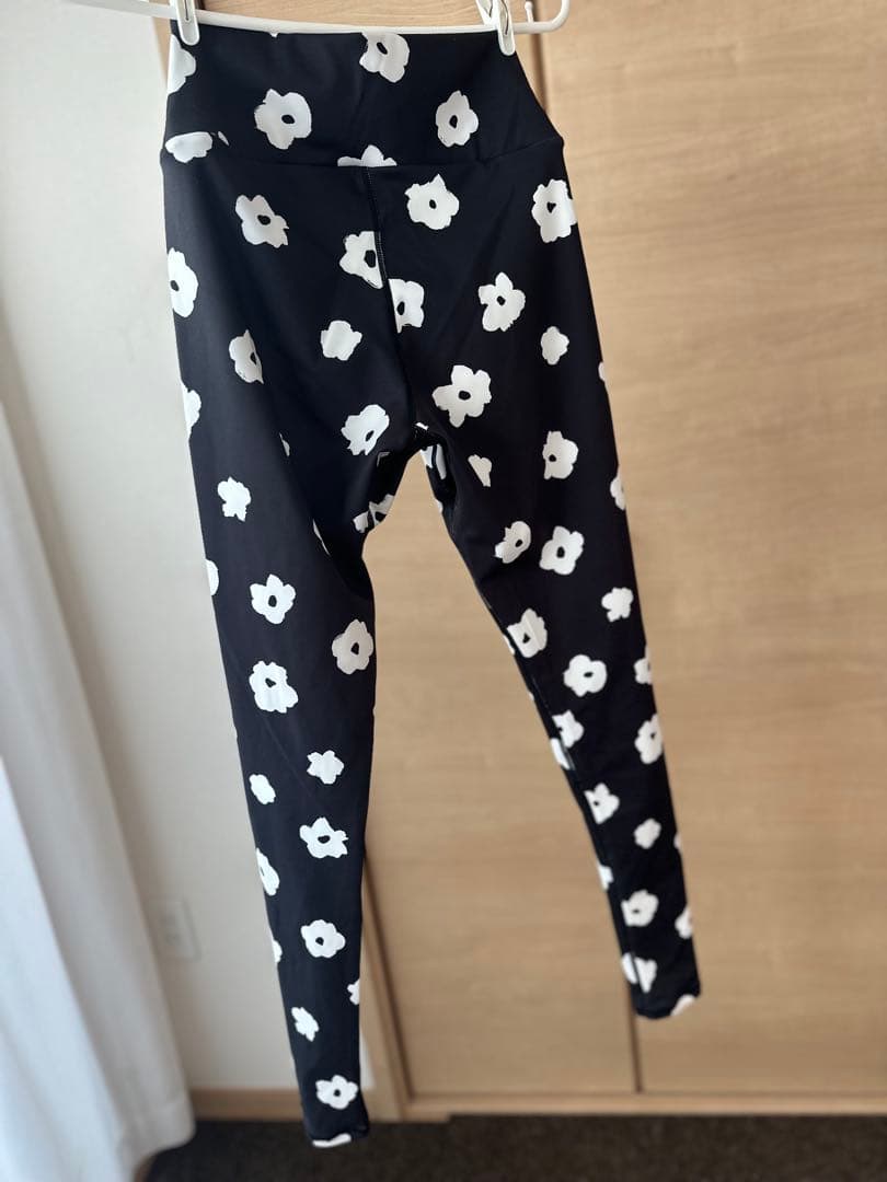 emmi デイジー　花柄 ヨガウェア UVカット