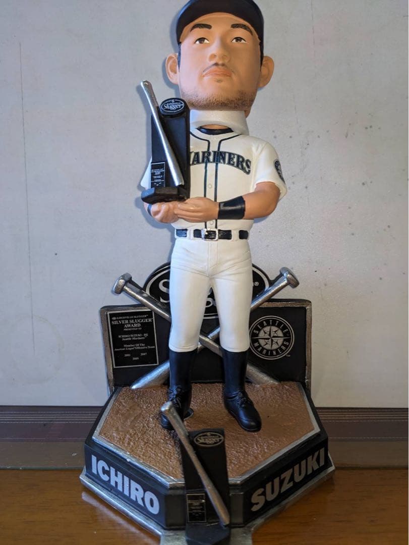 世界151体限定！イチロー球団認定シルバースラッガー賞、ボブル人形＋ギフト有