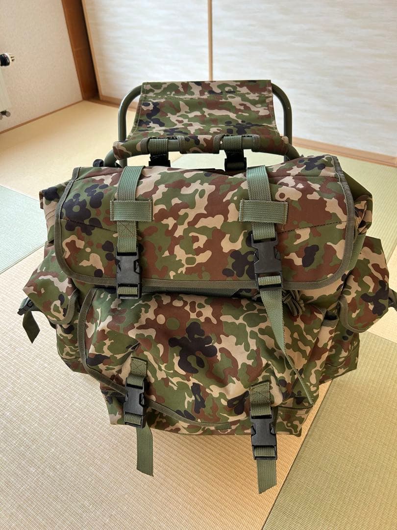 【タイムセール】陸上自衛隊　椅子付きリュック&懐中電灯