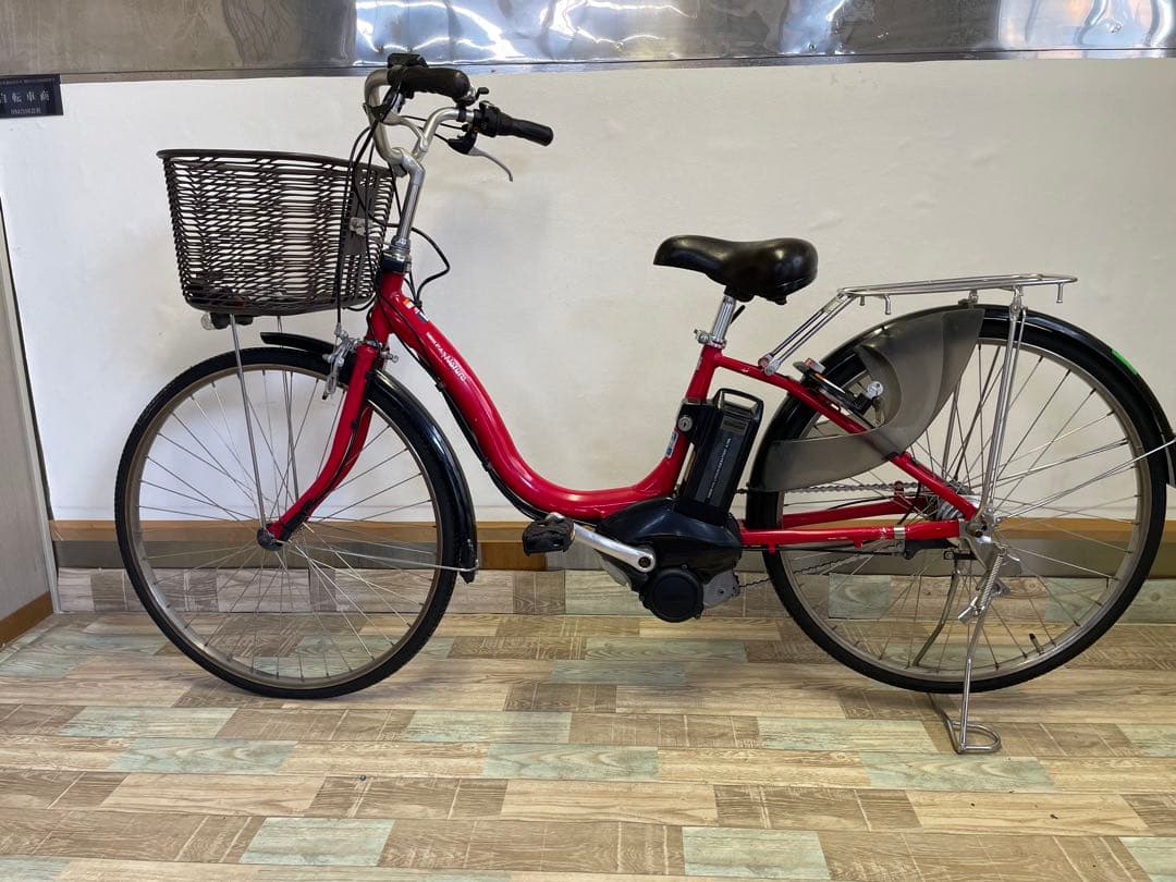 赤い電動アシスト自転車 前カゴ付き