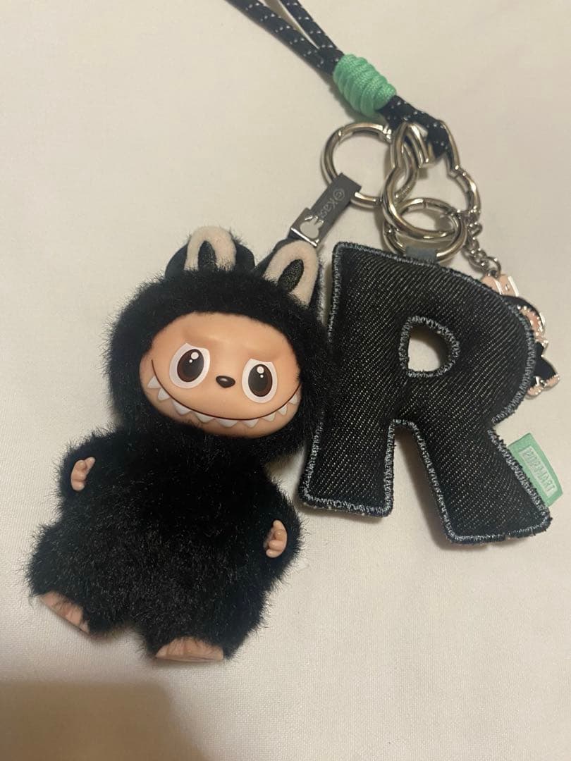 イニシャルラブブR マスコットとチャームのセット　pin for love