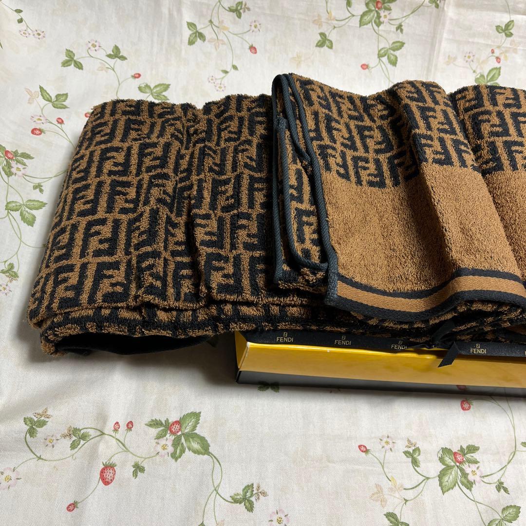 フェンディ　バスタオル2枚セット⭐️お値下げ