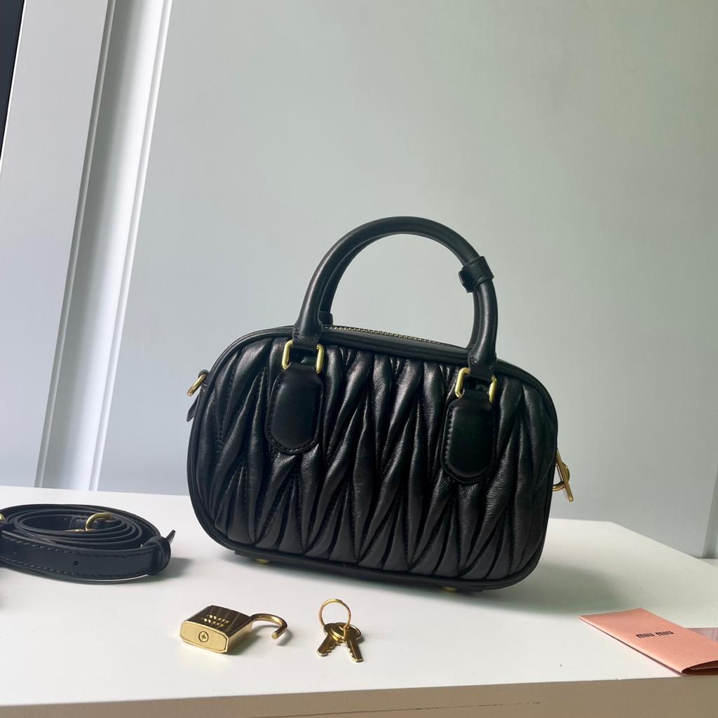 極美品✨MIU MIU　ハンドバッグ　ブラック　レザーキルティング