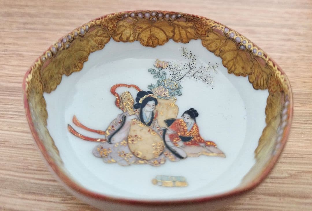 お値下げしました、九谷　六角人物・桐文　盃