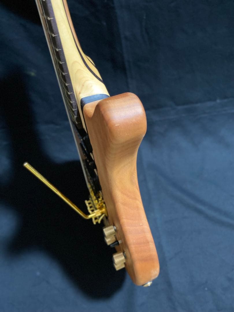 オリジナルスルーネックエレキギター　マホガニーボディ　メープル＆ローズネック