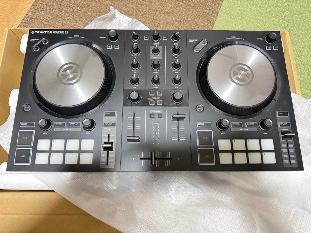 DJ コントローラー　TRAKTOR KONTROL S2 M3