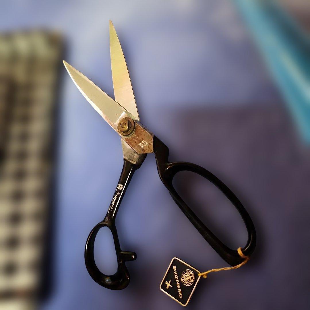 縫い物に使うハサミ。ハコは、少し痛んでます。