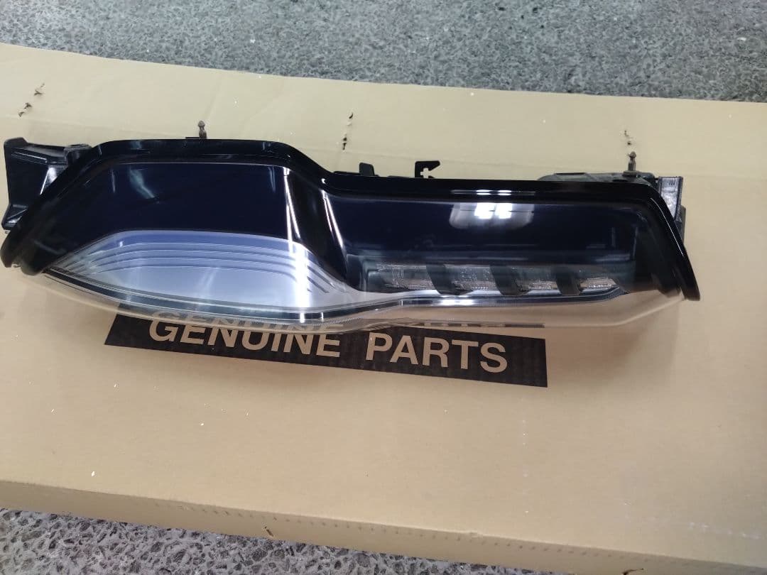 N-BOXカスタムJF3　右テールランプ