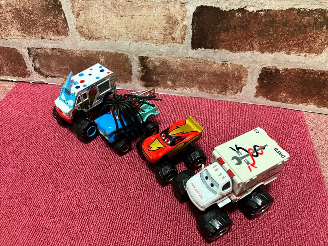 【新品】　カーズ　モンスタートラック　4点セット　カーズミニカー　送料無料