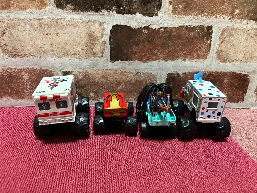 【新品】　カーズ　モンスタートラック　4点セット　カーズミニカー　送料無料