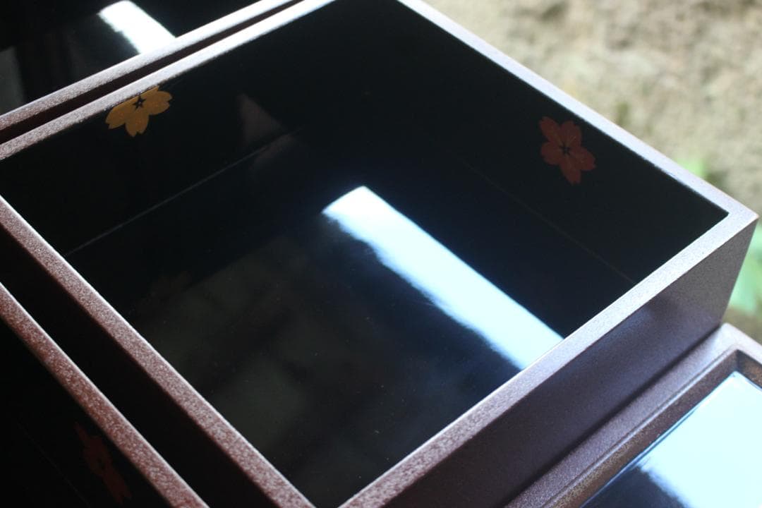 デッドストック！風情ある錆塗地に極上春秋蒔絵の映える輪島塗台付五段重（検重箱お重