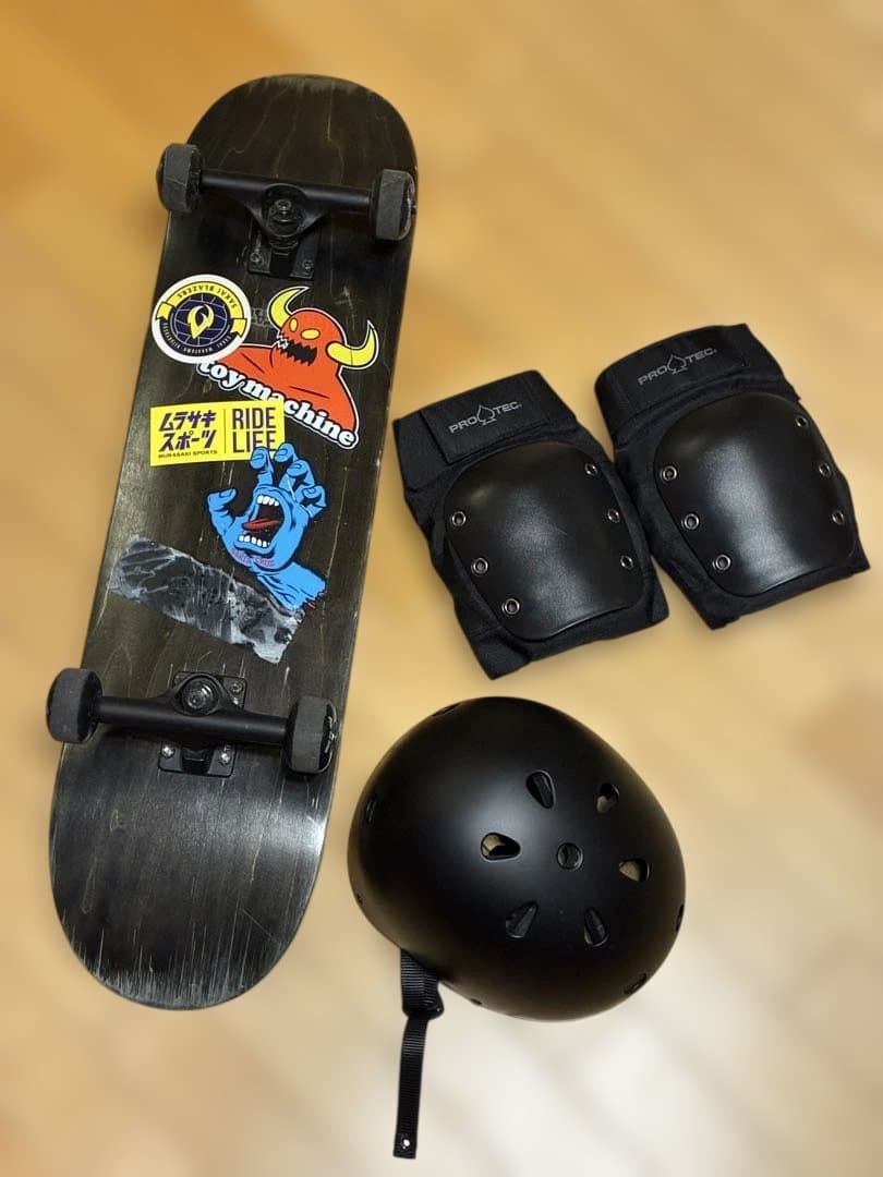 THREE WEATHER スケボーセット　ヘルメット　ニープロテクター