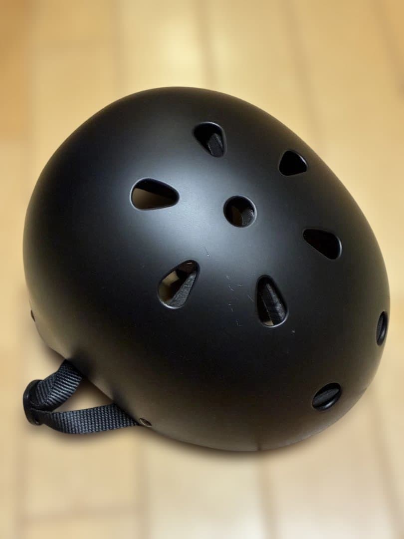 THREE WEATHER スケボーセット　ヘルメット　ニープロテクター