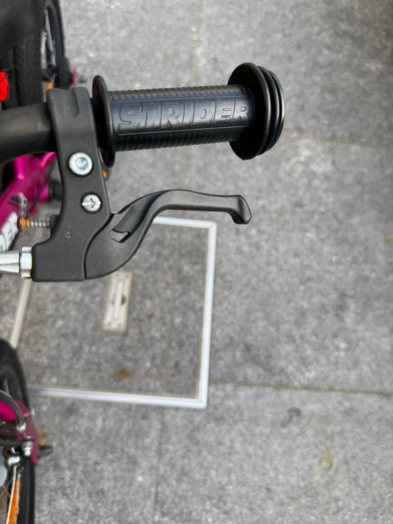 STRIDER 14インチ　ペダル付き　スタンド付き　ストライダー