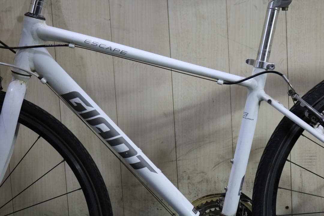 GIANT ESCAPE R3 700C アルミ 24速 430mm 白クロス